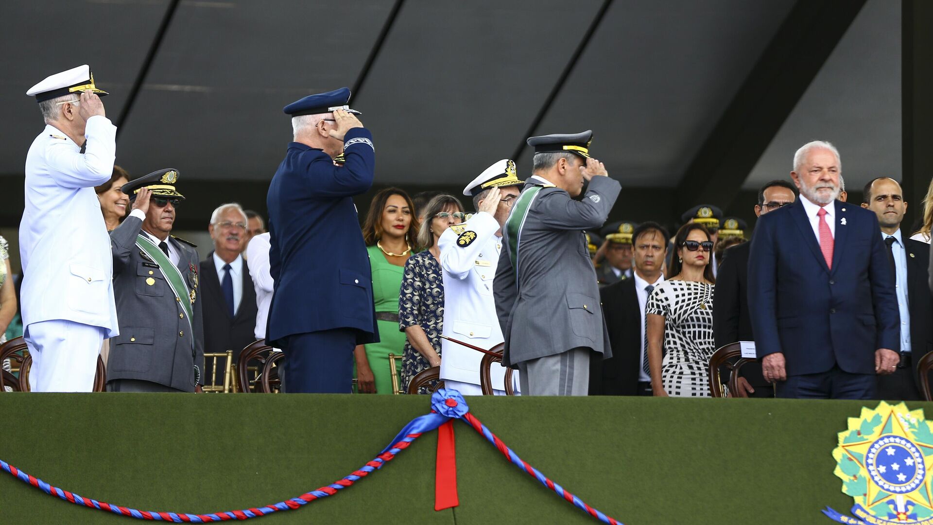 Os comandantes das Forças Armadas e o presidente Luiz Inácio Lula da Silva durante cerimônia comemorativa do Dia do Exército, no Quartel-General do Exército, em Brasília (DF), em 19 de abril de 2023 - Sputnik Brasil, 1920, 26.01.2024