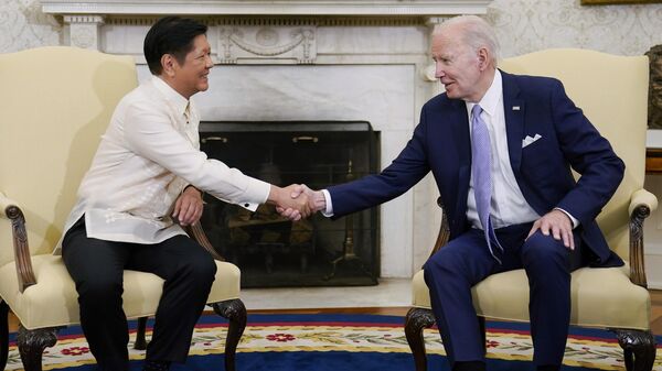 O presidente Joe Biden aperta a mão do presidente das Filipinas, Ferdinand Marcos Jr., enquanto eles se encontram no Salão Oval da Casa Branca em Washington, 1º de maio de 2023 - Sputnik Brasil