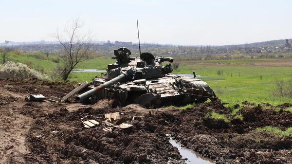 Tanque destruído em Artyomovsk (Bakhmut, em ucraniano) - Sputnik Brasil