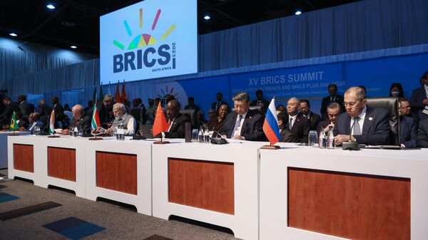 Nesta foto divulgada pelo Ministério das Relações Exteriores da Rússia, os participantes participam de uma reunião durante a 15ª Cúpula do BRICS no Centro de Convenções Sandton, em Joanesburgo, África do Sul - Sputnik Brasil