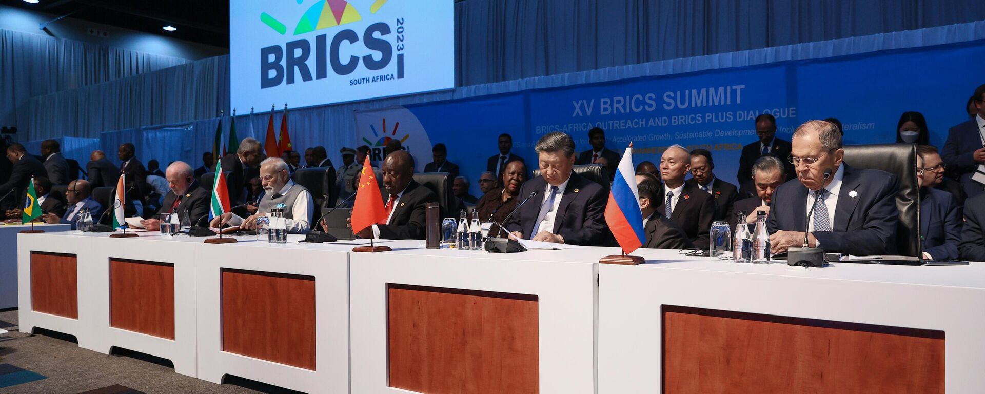 Nesta foto divulgada pelo Ministério das Relações Exteriores da Rússia, os participantes participam de uma reunião durante a 15ª Cúpula do BRICS no Centro de Convenções Sandton, em Joanesburgo, África do Sul - Sputnik Brasil, 1920, 04.11.2023