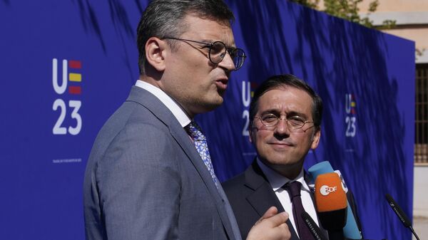 O ministro das Relações Exteriores da Ucrânia, Dmytro Kuleba, à esquerda, faz uma declaração conjunta com o ministro das Relações Exteriores em exercício da Espanha, José Manuel Albares, durante uma reunião de ministros das Relações Exteriores da UE em Toledo, centro da Espanha, 31 de agosto de 2023 - Sputnik Brasil