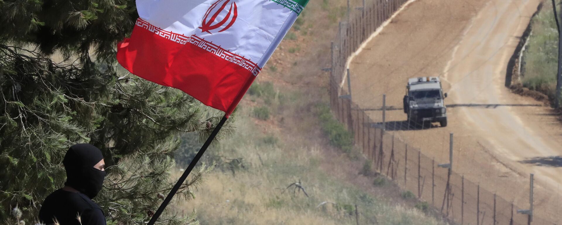 Um apoiador do Hezbollah agita uma bandeira iraniana, 25 de maio de 2023 - Sputnik Brasil, 1920, 01.11.2023