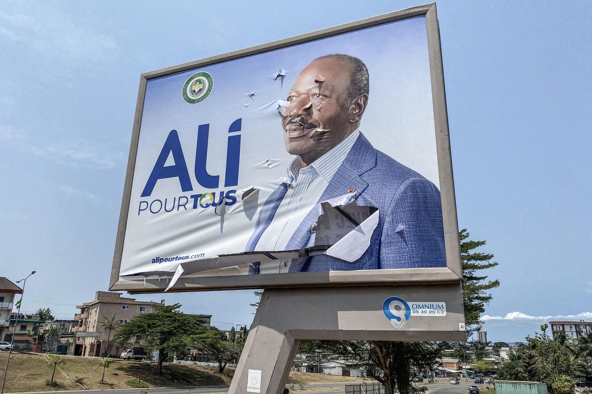Visão geral de um outdoor de campanha rasgado do presidente deposto do Gabão, Ali Bongo Ondimba, em Libreville, em 31 de agosto de 2023 - Sputnik Brasil, 1920, 31.08.2023