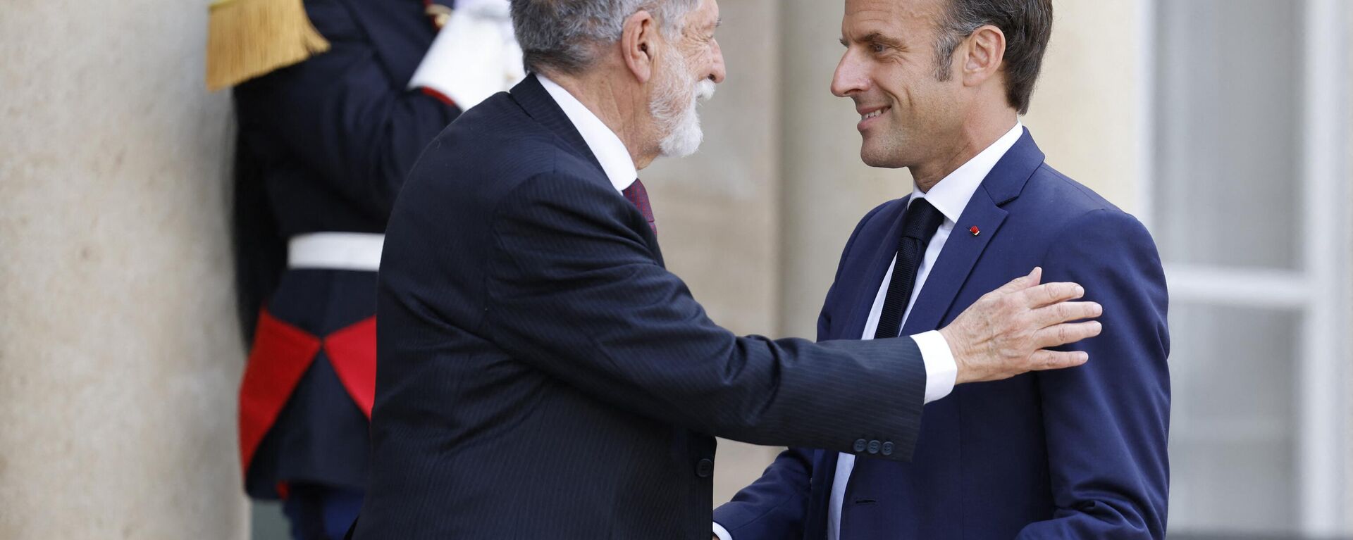 O presidente francês Emmanuel Macron (R) fala com o assessor-chefe da Presidência do Brasil, Celso Amorim, ao sair do Palácio do Eliseu, em meio à Cúpula do Novo Pacto Financeiro Global em Paris, em 23 de junho de 2023 - Sputnik Brasil, 1920, 31.08.2023