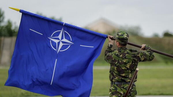 Soldado romeno enrola bandeira da OTAN - Sputnik Brasil