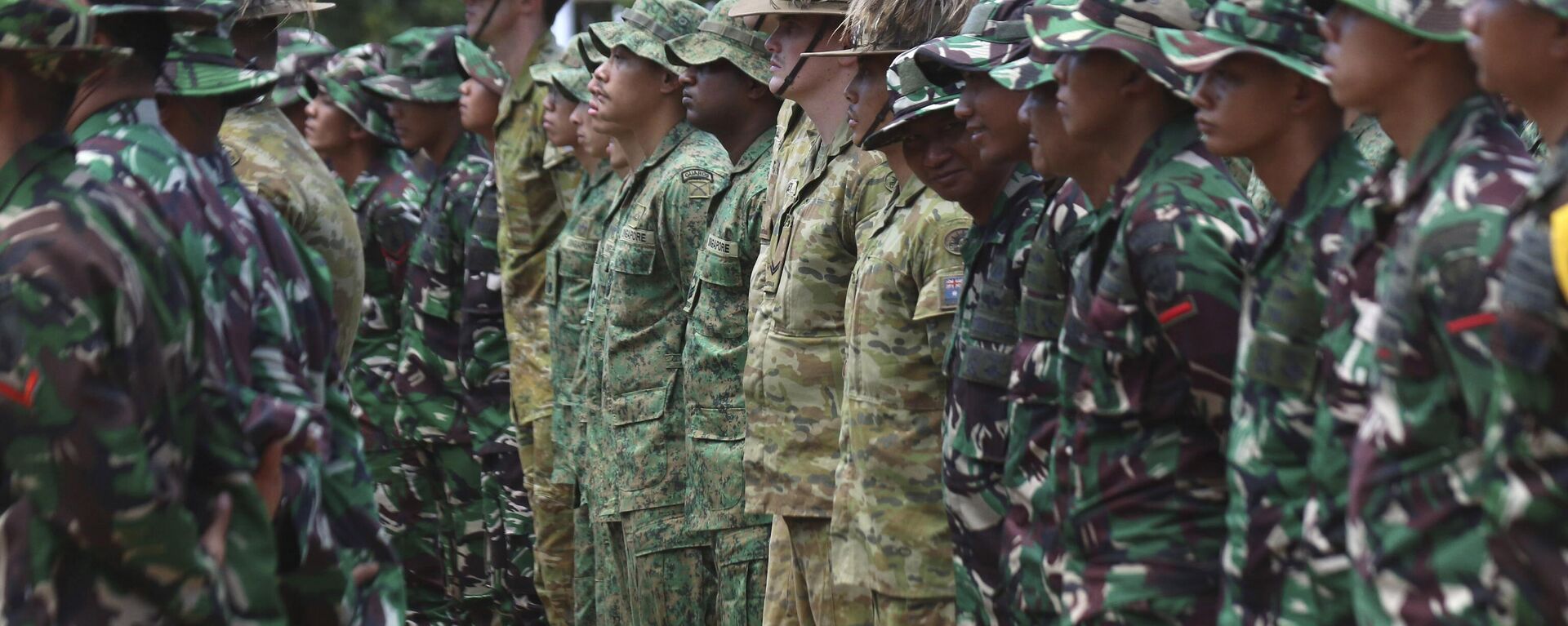 Soldados da Austrália, Cingapura e Indonésia participam da cerimônia de abertura dos exercícios Super Garuda Shield 2023 em Baluran, Indonésia, 31 de agosto de 2023 - Sputnik Brasil, 1920, 01.09.2023