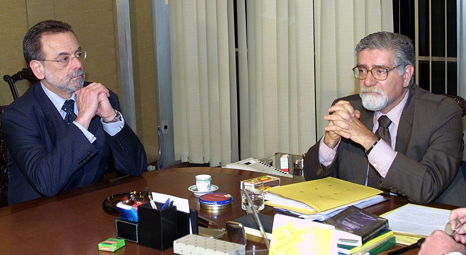 O então diretor da OPAQ, José Mauricio Bustani (à esquerda), e o então chanceler brasileiro, Celso Lafer (à direita), durante reunião em Brasília, em 25 de março de 2002 (foto de arquivo) - Sputnik Brasil, 1920, 01.09.2023