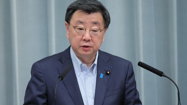 Hirokazu Matsuno, secretário-chefe de gabinete do Japão, fala durante coletiva de imprensa no gabinete do primeiro-ministro japonês em Tóquio, Japão, 12 de julho de 2023 - Sputnik Brasil