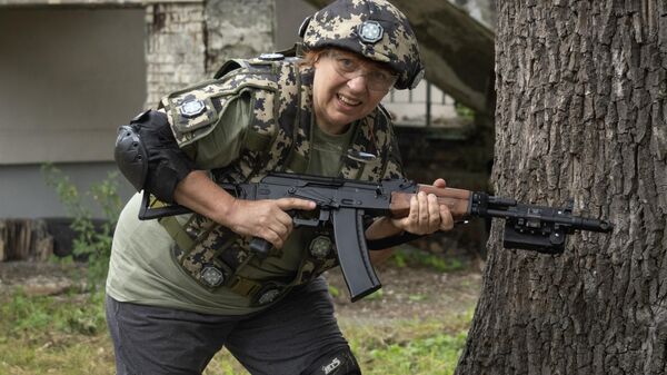 Mulher pratica treinamento militar para civis perto de Kiev, Ucrânia, 11 de agosto de 2023 - Sputnik Brasil