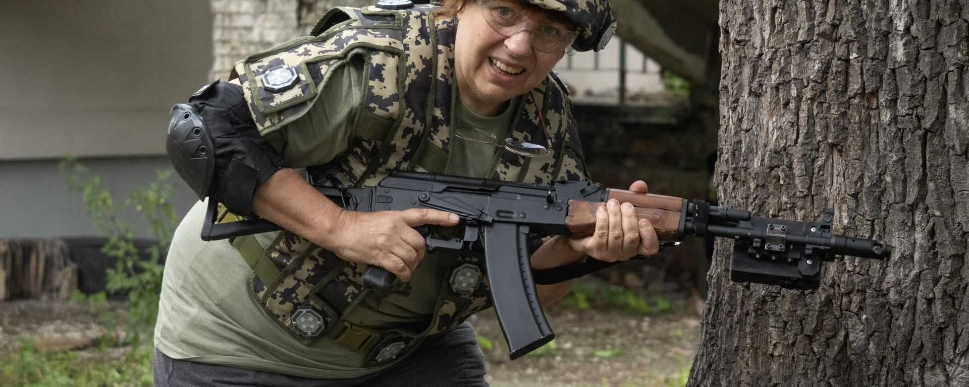 Mulher pratica treinamento militar para civis perto de Kiev, Ucrânia, 11 de agosto de 2023 - Sputnik Brasil, 1920, 01.09.2023