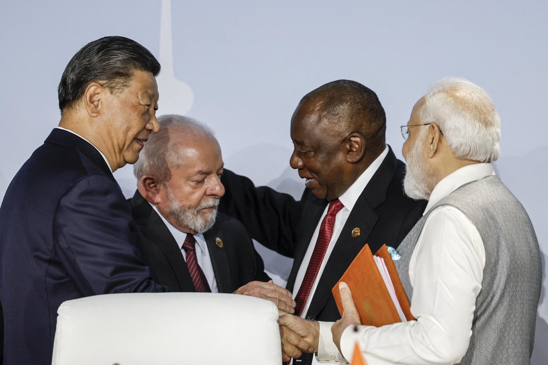 O presidente da China, Xi Jinping, o presidente do Brasil, Luiz Inácio Lula da Silva, o presidente da África do Sul, Cyril Ramaphosa, e o primeiro-ministro da Índia, Narendra Modi, fazem gesto durante a Cúpula do BRICS de 2023 no Centro de Convenções Sandton, em Joanesburgo, em 24 de agosto de 2023 - Sputnik Brasil, 1920, 28.09.2023
