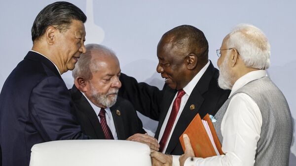 O presidente da China, Xi Jinping, o presidente do Brasil, Luiz Inácio Lula da Silva, o presidente da África do Sul, Cyril Ramaphosa, e o primeiro-ministro da Índia, Narendra Modi, fazem gesto durante a Cúpula do BRICS de 2023 no Centro de Convenções Sandton, em Joanesburgo, em 24 de agosto de 2023 - Sputnik Brasil