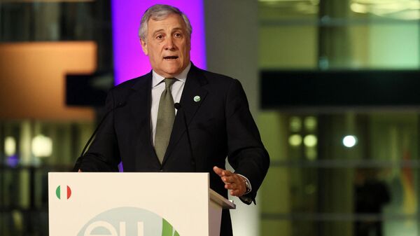 O Vice-Primeiro Ministro e Ministro dos Negócios Estrangeiros de Itália, Antonio Tajani, dá uma conferência de imprensa conjunta com os restantes líderes durante a Cimeira do Grupo Euro-Mediterrânico UE-MED9, em 9 de dezembro de 2022 - Sputnik Brasil