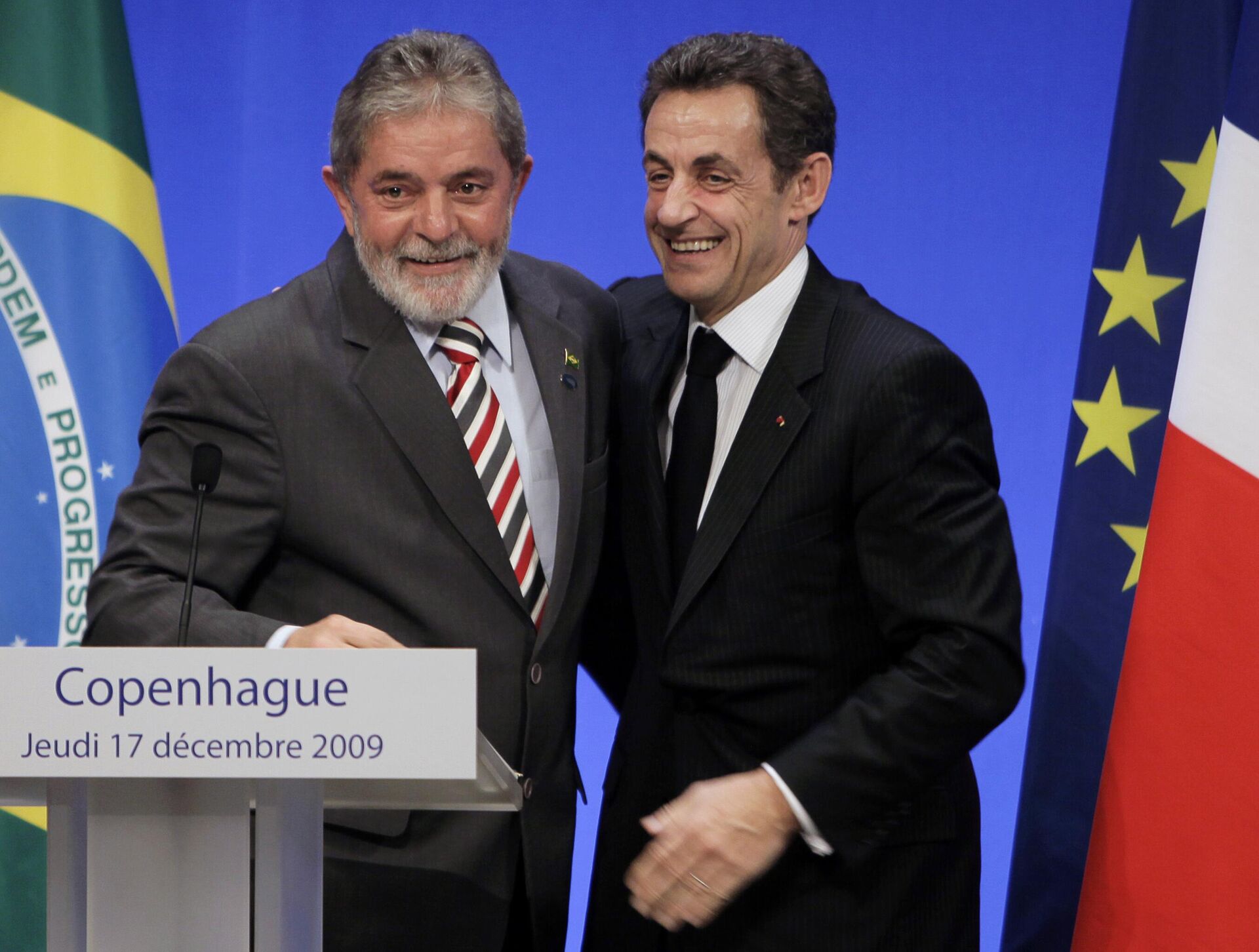 O presidente brasileiro, Luiz Inácio Lula da Silva, e o então presidente francês, Nicolas Sarkozy, reagem após uma coletiva de imprensa em Copenhague, 17 de dezembro de 2009 - Sputnik Brasil, 1920, 02.09.2023