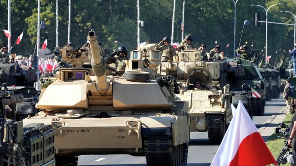 Tanques Abrams fabricados nos EUA e comprados pela Polônia participam em um enorme desfile militar para celebrar o Dia do Exército da Polônia em Varsóvia, 15 de agosto de 2023 - Sputnik Brasil