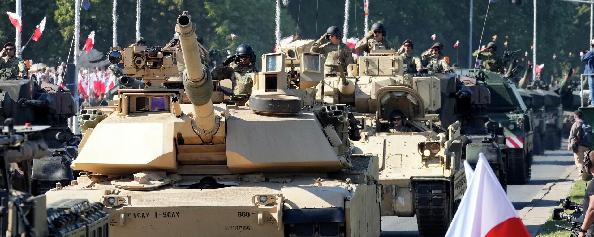 Tanques Abrams fabricados nos EUA e comprados pela Polônia participam em um enorme desfile militar para celebrar o Dia do Exército da Polônia em Varsóvia, 15 de agosto de 2023 - Sputnik Brasil, 1920, 11.03.2024