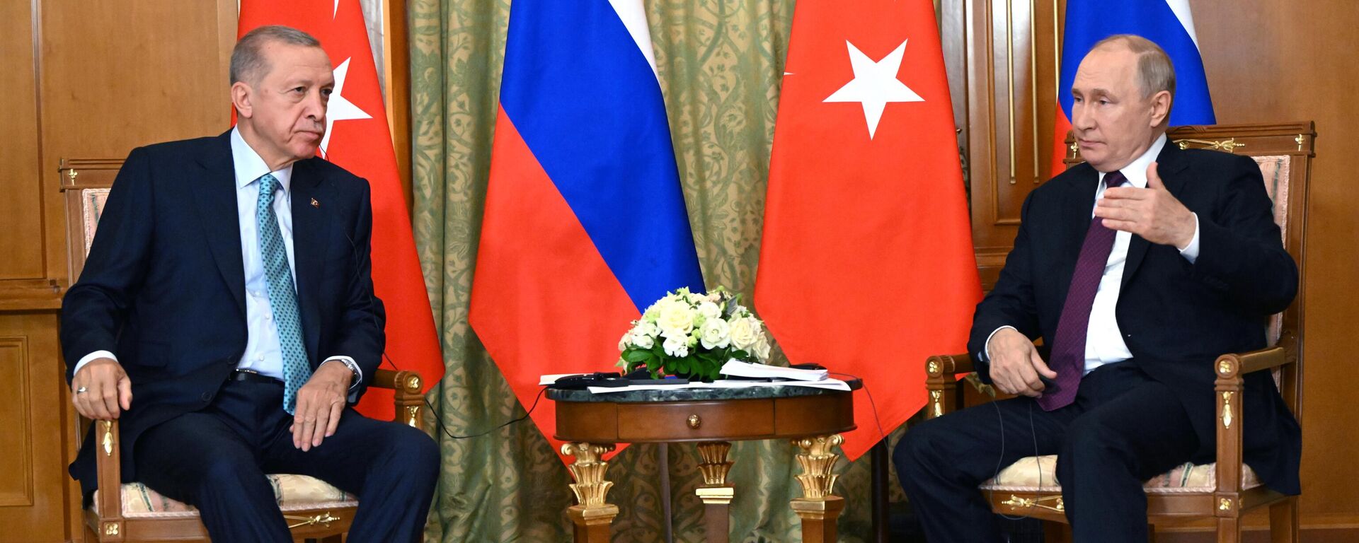 Presidente russo, Vladimir Putin, durante reunião com seu homólogo turco, Recep Tayyip Erdogan, em Sochi, Rússia, 4 de setembro de 2023 - Sputnik Brasil, 1920, 04.09.2023