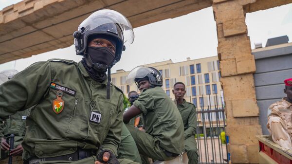 Soldados do Níger sentam-se do lado de fora da alfândega em Niamey, capital nigerina, em 21 de agosto de 2023 - Sputnik Brasil