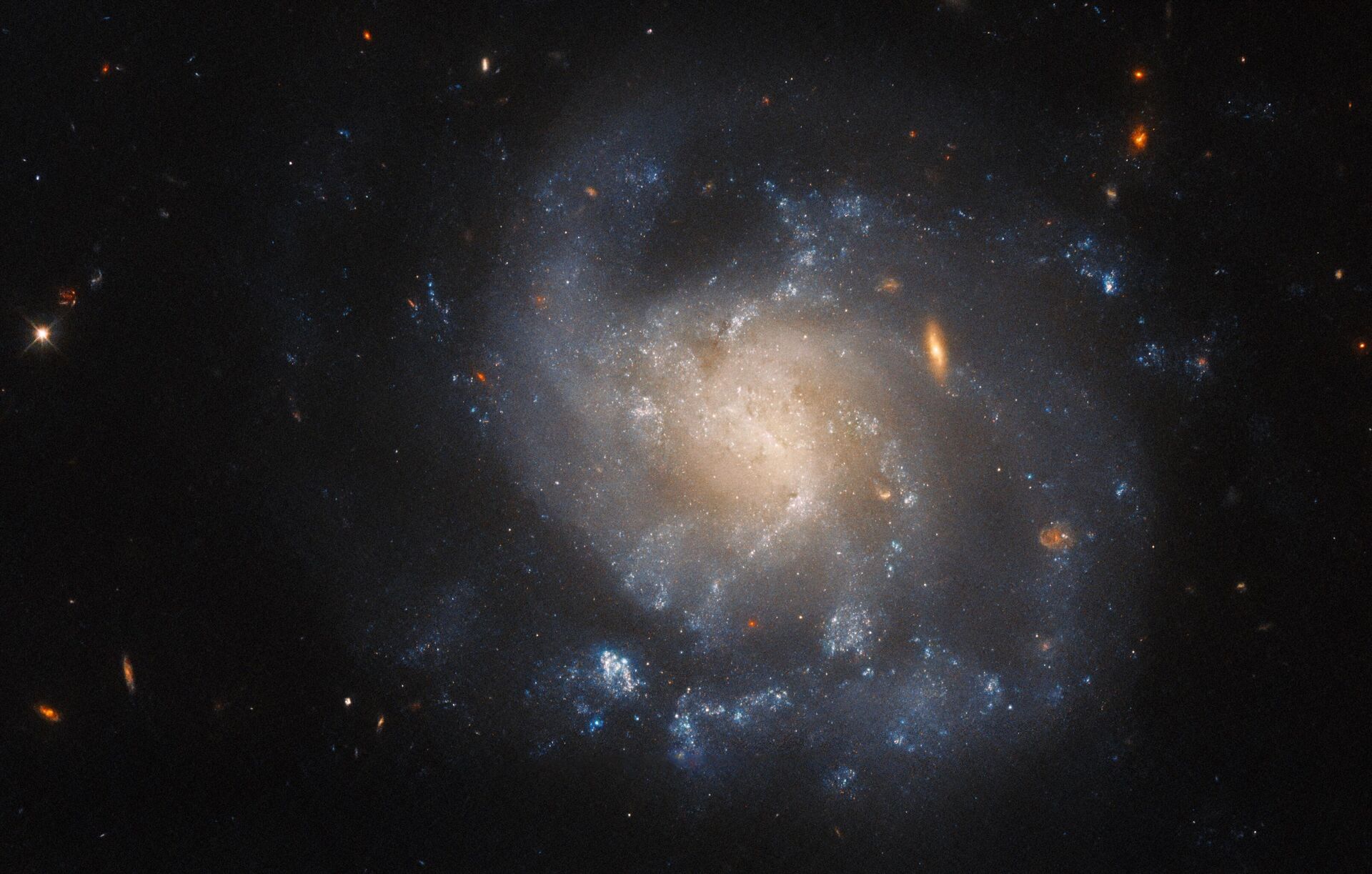 O Telescópio Espacial Hubble, em uma colaboração entre a NASA e a ESA, registrou uma imagem da galáxia IC 1776, localizada a mais de 150 milhões de anos-luz da Terra, na constelação de Peixes - Sputnik Brasil, 1920, 05.09.2023