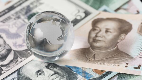 Cédulas de dólar americano e yuan chinês sob um globo de vidro - Sputnik Brasil