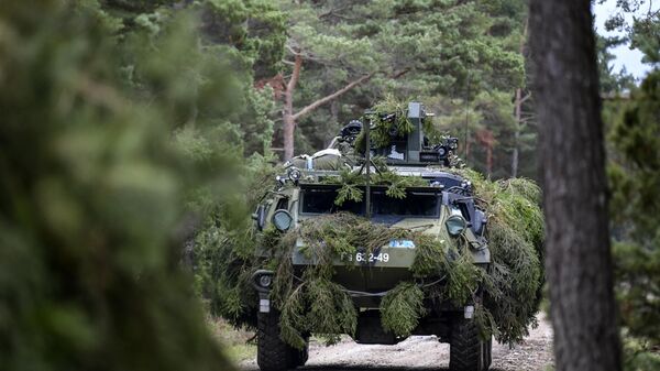 Um veículo blindado terrestre finlandês Patria é visto durante uma cooperação entre tropas finlandesas e suecas no campo de tiro de Tofta, na ilha sueca de Gotland, 19 de setembro de 2017 - Sputnik Brasil