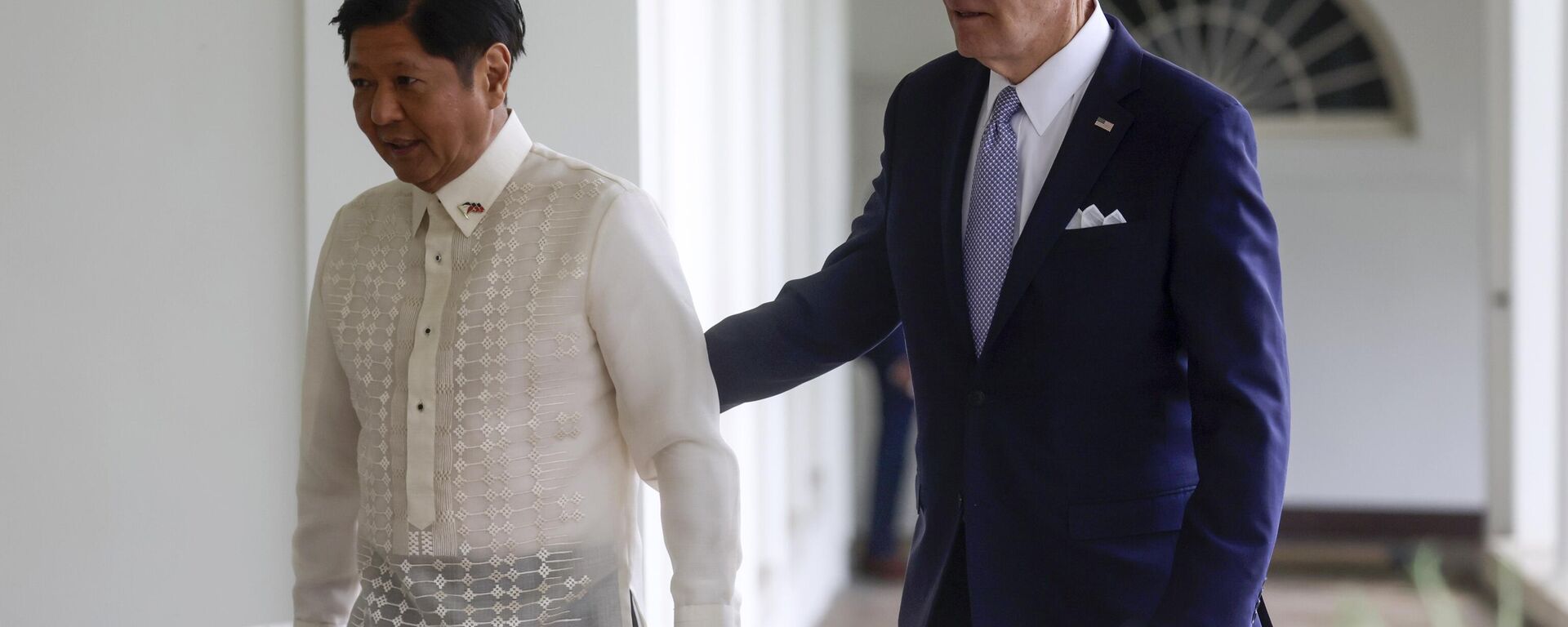 O presidente Joe Biden e o presidente das Filipinas, Ferdinand Marcos Jr. caminham na Colunata Oeste até o Salão Oval após uma cerimônia de boas-vindas na Casa Branca em Washington, 1º de maio de 2023 - Sputnik Brasil, 1920, 05.09.2023