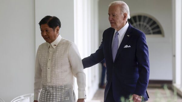 O presidente Joe Biden e o presidente das Filipinas, Ferdinand Marcos Jr. caminham na Colunata Oeste até o Salão Oval após uma cerimônia de boas-vindas na Casa Branca em Washington, 1º de maio de 2023 - Sputnik Brasil