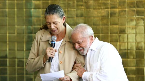 Ana Moser e o presidente Luiz Inácio Lula da Silva durante apresentação da Taça da Copa do Mundo de Futebol Feminino de 2023. Brasília (DF), 30 de março de 2023 - Sputnik Brasil