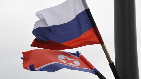 Bandeiras da Rússia e da Coreia do Norte  - Sputnik Brasil