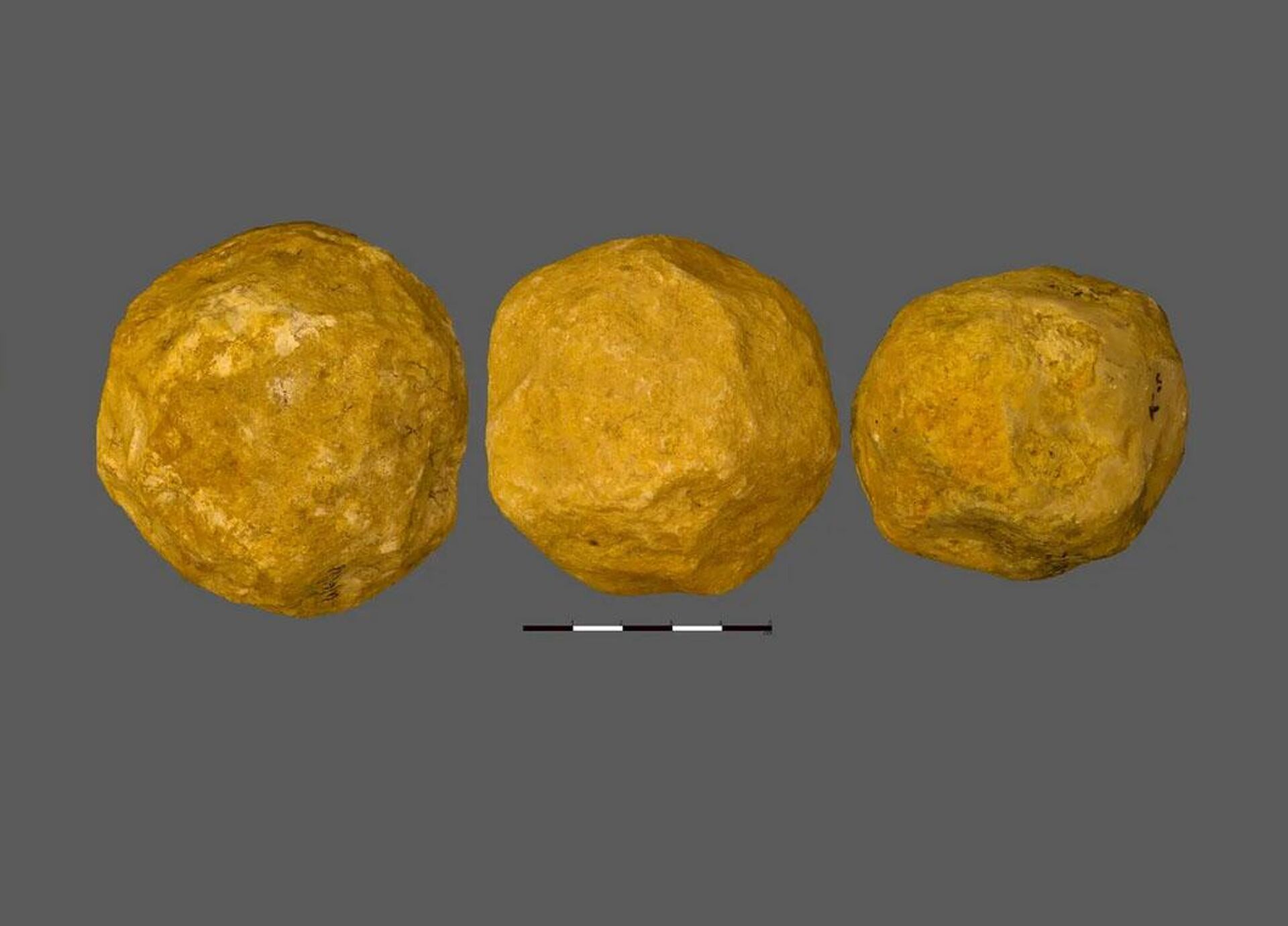 Pelo menos 150 dessas esferas de calcário foram encontradas no sítio arqueológico de Ubeidiya, em Israel - Sputnik Brasil, 1920, 06.09.2023