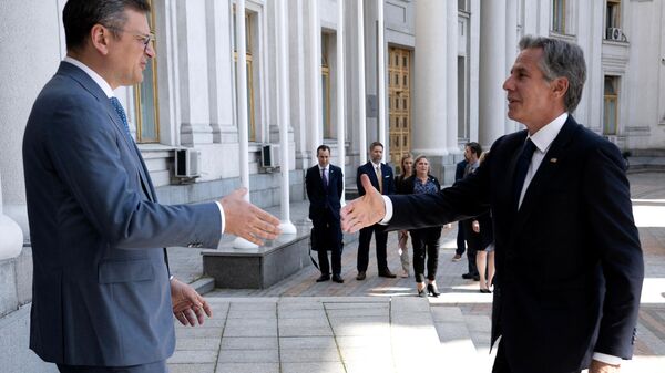 O Ministro das Relações Exteriores da Ucrânia, DmytrI Kuleba, cumprimenta o Secretário de Estado dos EUA, Antony Blinken, antes de uma reunião no Ministério das Relações Exteriores em Kiev, em 6 de setembro de 2023 - Sputnik Brasil