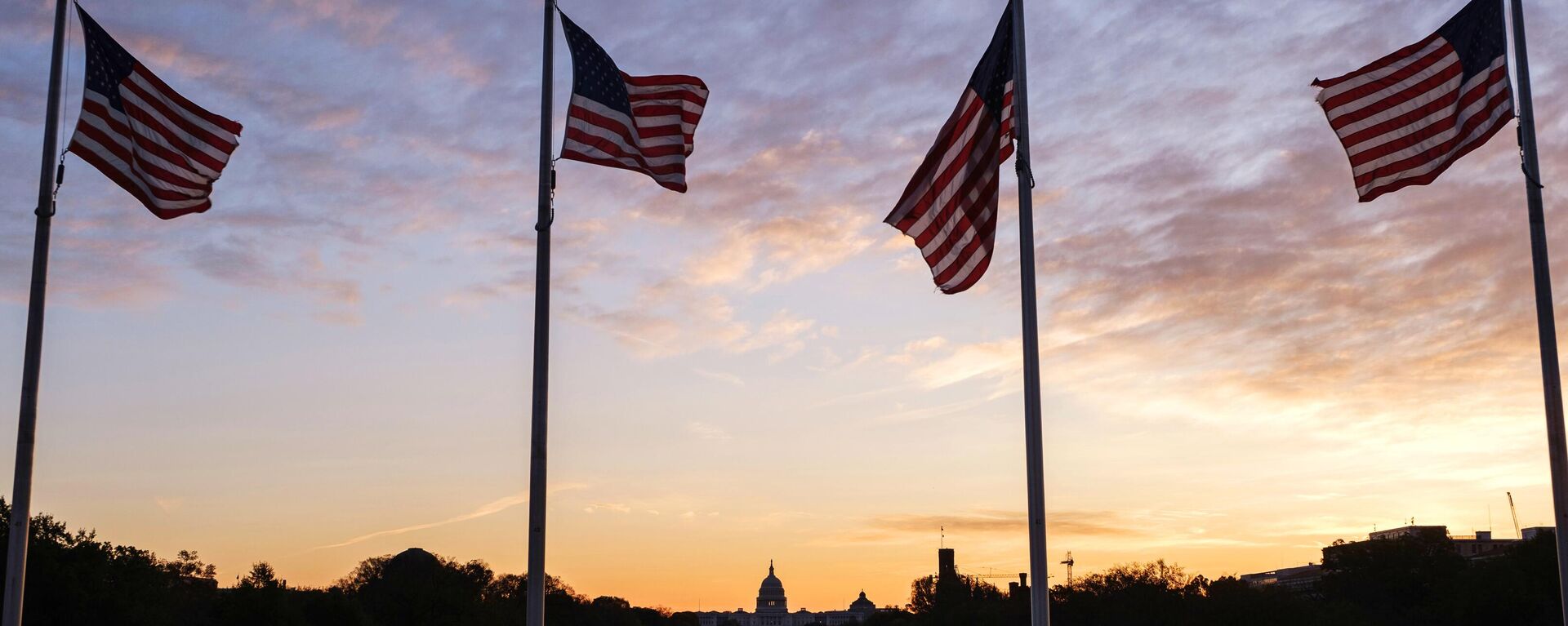 Bandeiras dos EUA no monumento ao primeiro presidente dos EUA, George Washington, em Washington - Sputnik Brasil, 1920, 07.09.2023