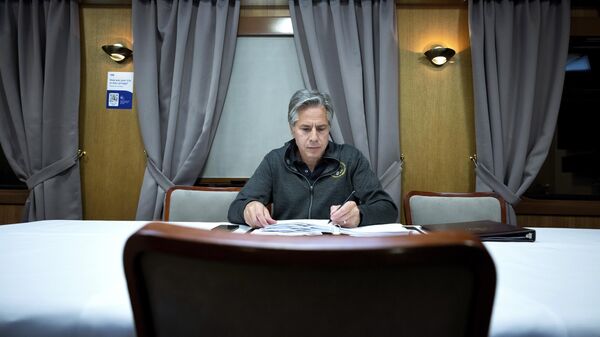O secretário de Estado dos EUA, Antony Blinken, trabalha enquanto viaja de trem para Kiev, Ucrânia, quarta-feira, 6 de setembro de 2023 - Sputnik Brasil