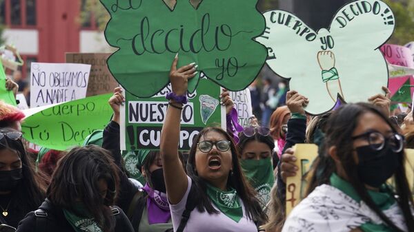 Manifestantes pró-aborto fazem ato exigindo aborto legal, na Cidade do México, em 28 de setembro de 2022 - Sputnik Brasil