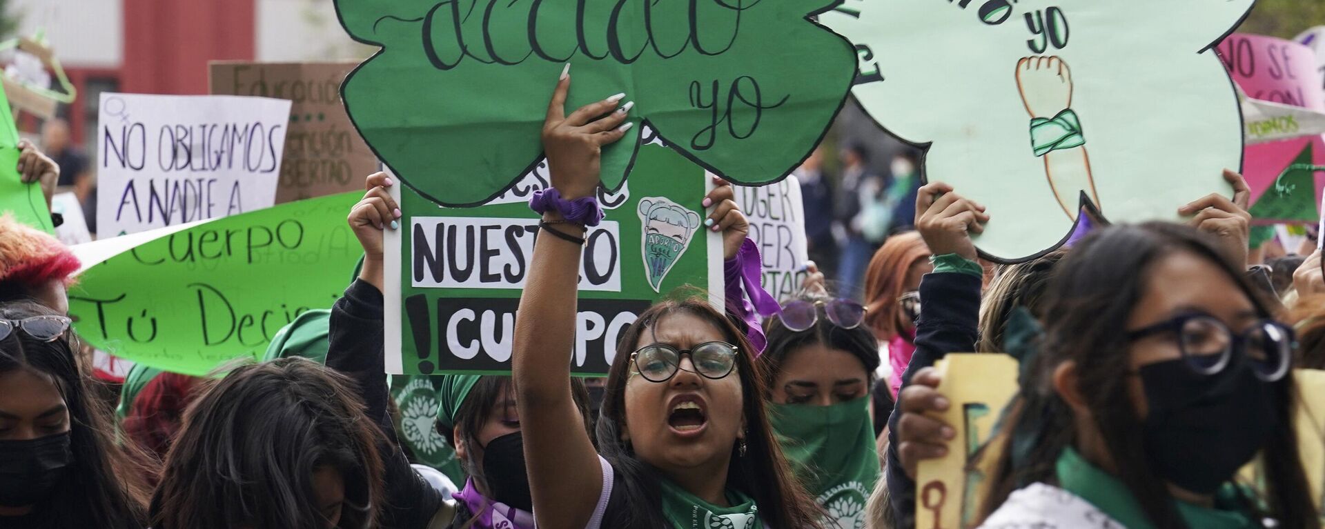 Manifestantes pró-aborto fazem ato exigindo aborto legal, na Cidade do México, em 28 de setembro de 2022 - Sputnik Brasil, 1920, 06.09.2023