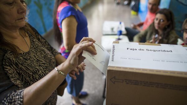 Eleitora vota em uma seção eleitoral em Buenos Aires. Argentina, 22 de novembro de 2015 - Sputnik Brasil