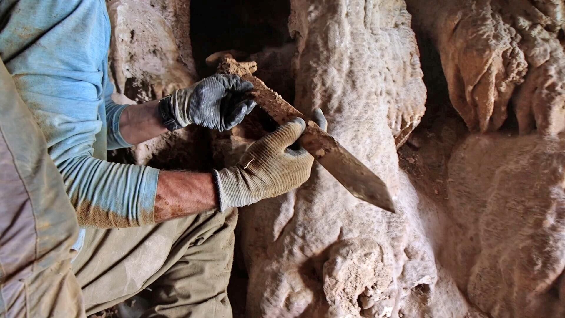 Esconderijo de quatro espadas romanas de 1900 anos de idade, bem preservadas e uma arma esfaqueada foram descobertas em uma caverna em Israel - Sputnik Brasil, 1920, 07.09.2023
