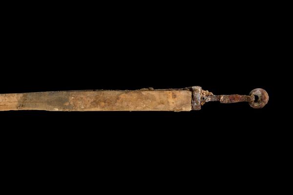 Esconderijo de quatro espadas romanas de 1900 anos de idade, bem preservadas e uma arma esfaqueada foram descobertas em uma caverna em Israel - Sputnik Brasil