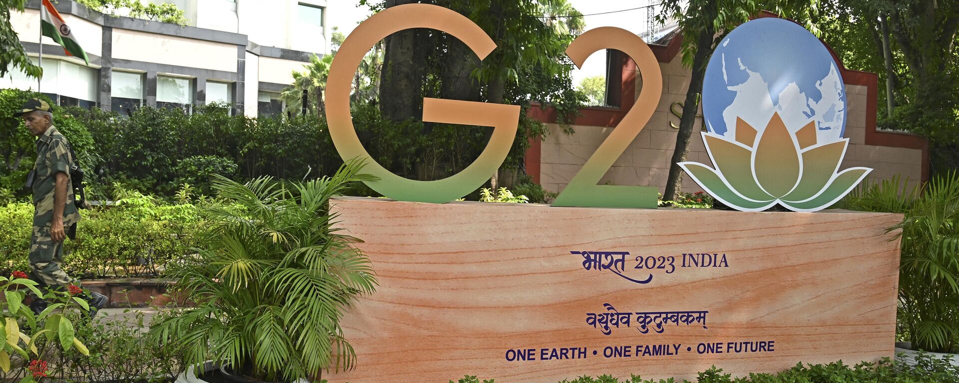 Equipe de segurança passa junto do logotipo do G20 em Nova Deli, Índia, 7 de setembro de 2023 - Sputnik Brasil, 1920, 07.09.2023