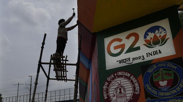 Um trabalhador pinta uma ponte suspensa em construção perto do local principal da Cúpula do G20, em Nova Deli, Índia, 24 de agosto de 2023 - Sputnik Brasil