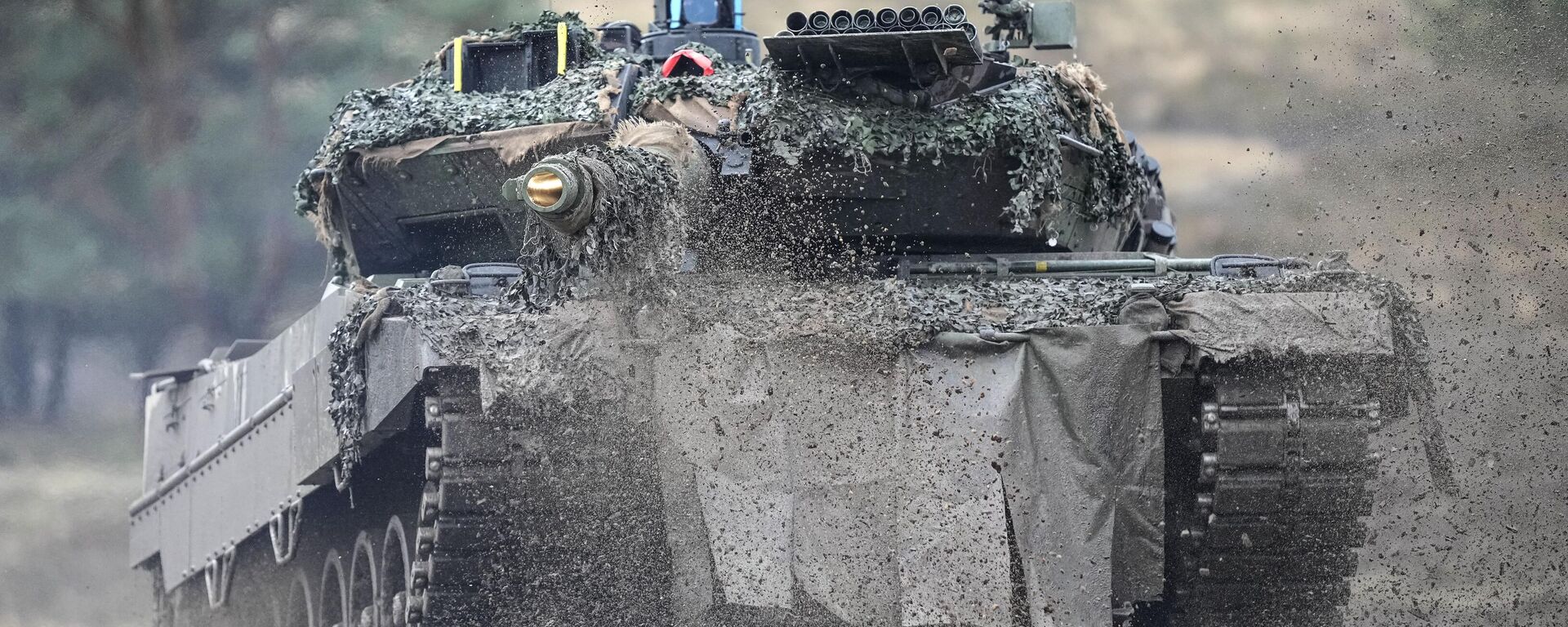Tanque Leopard 2 em ação durante visita de Boris Pistorius, ministro da Defesa alemão (fora da foto), ao batalhão de tanques 203 das Forças Armadas da Alemanha no Quartel do Marechal de Campo Rommel em Augustdorf, Alemanha, 1º de fevereiro de 2023 - Sputnik Brasil, 1920, 07.09.2023