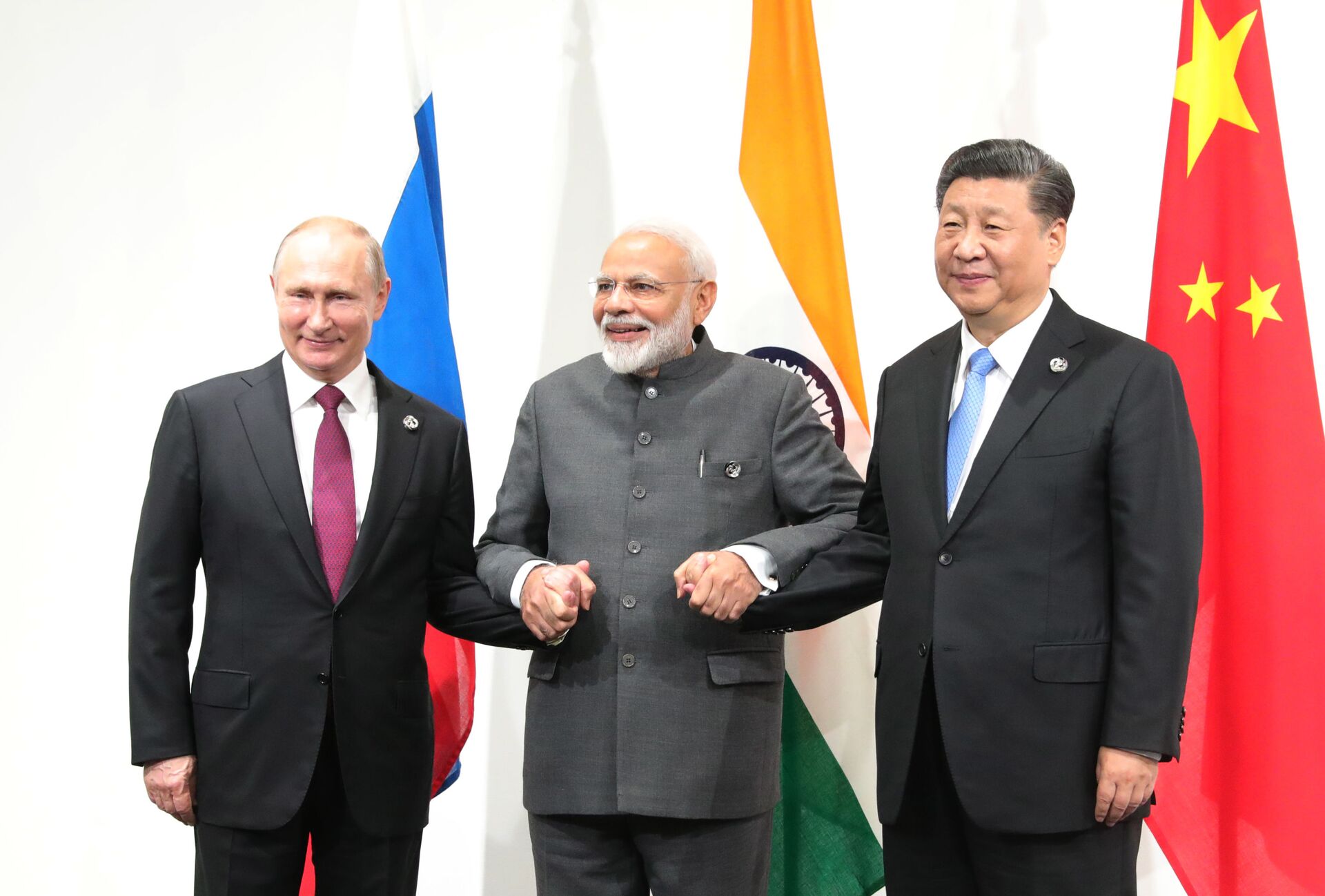 O presidente russo, Vladimir Putin (E), o primeiro-ministro da Índia, Narendra Modi (C), e o presidente chinês, Xi Jinping (D), posam para uma foto durante uma reunião à margem da cúpula dos líderes do Grupo dos 20 (G20) em Osaka, Japão, 28 de junho de 2019 - Sputnik Brasil, 1920, 07.09.2023