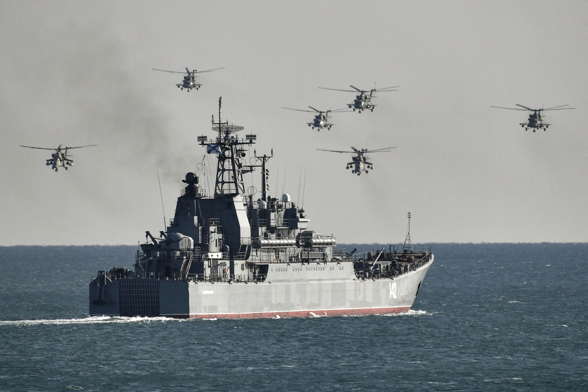 Grande navio de desembarque Novocherkassk e helicópteros Mi-8 durante exercícios bilaterais da Frota do Mar Negro russa no polígono de Opuk, na Crimeia, Rússia, foto publicada em 18 de outubro de 2021 - Sputnik Brasil, 1920, 02.02.2024