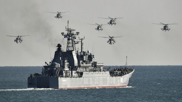 Grande navio de desembarque Novocherkassk e helicópteros Mi-8 durante exercícios bilaterais da Frota do Mar Negro russa no polígono de Opuk, na Crimeia, Rússia, foto publicada em 18 de outubro de 2021 - Sputnik Brasil