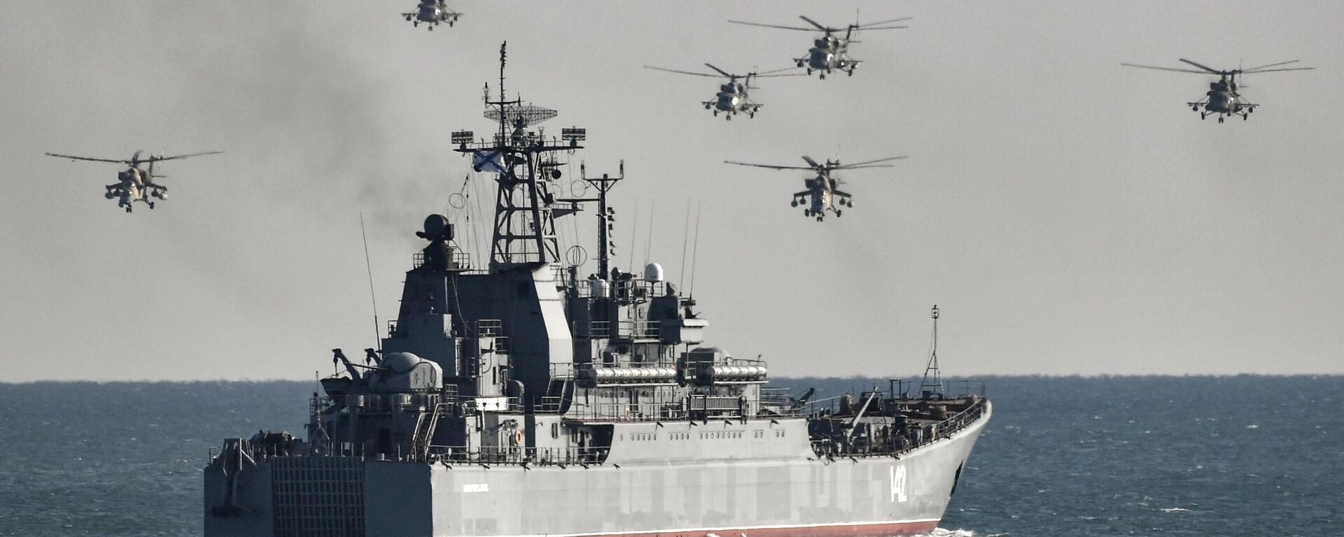 Grande navio de desembarque Novocherkassk e helicópteros Mi-8 durante exercícios bilaterais da Frota do Mar Negro russa no polígono de Opuk, na Crimeia, Rússia, foto publicada em 18 de outubro de 2021 - Sputnik Brasil, 1920, 28.10.2023