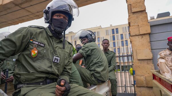 Policiais nigerinos sentam-se do lado de fora da alfândega em Niamey, capital do Níger, em 21 de agosto de 2023 - Sputnik Brasil