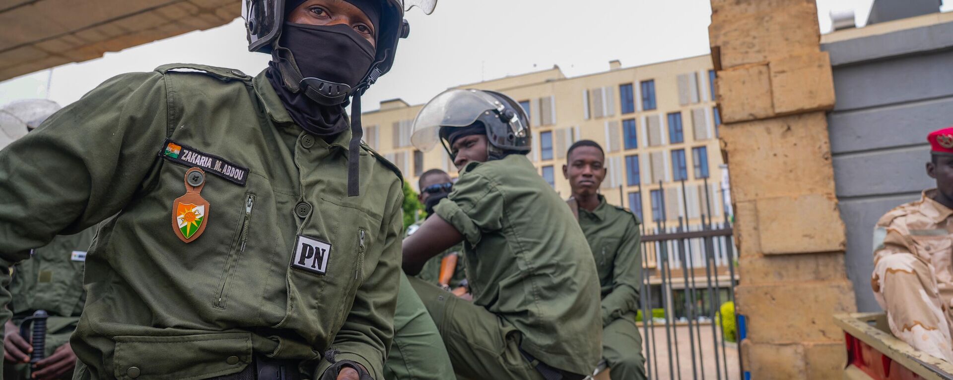 Policiais nigerinos sentam-se do lado de fora da alfândega em Niamey, capital do Níger, em 21 de agosto de 2023 - Sputnik Brasil, 1920, 07.09.2023