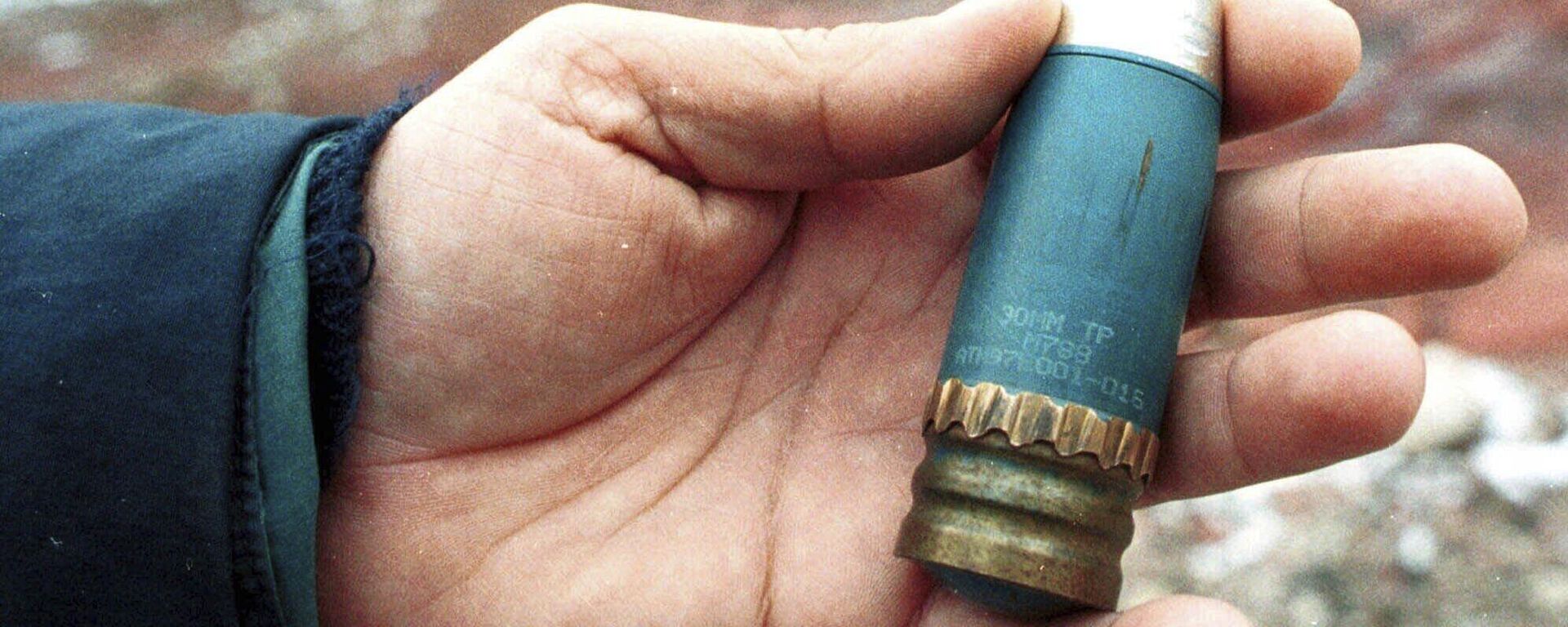 Membro de uma equipa de radiologistas segura um projétil de urânio empobrecido, utilizado pela NATO durante os ataques aéreos à Bósnia, 14 de janeiro de 2001 - Sputnik Brasil, 1920, 08.09.2023