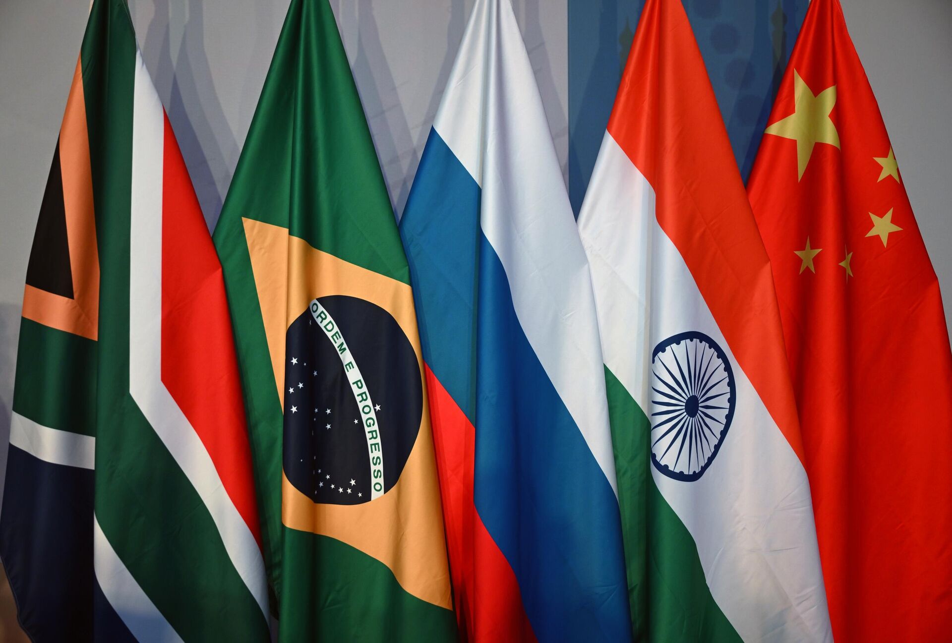 Bandeiras dos países-membros do BRICS durante a 15ª cúpula do BRICS, em Joanesburgo, na África do Sul - Sputnik Brasil, 1920, 13.12.2023